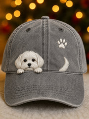 Niedriger, hervorlugender Malteser-Hund und Pfotenabdruck – Unisex-Mütze