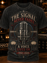 Herren-T-Shirt „Legacy of a Voice“ mit kurzen Ärmeln von Peter Cullen